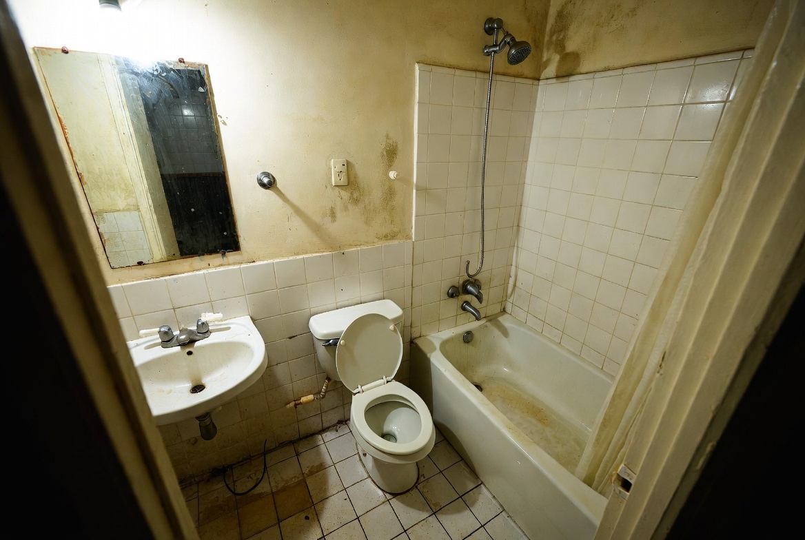 Bathroom cleaning before and after